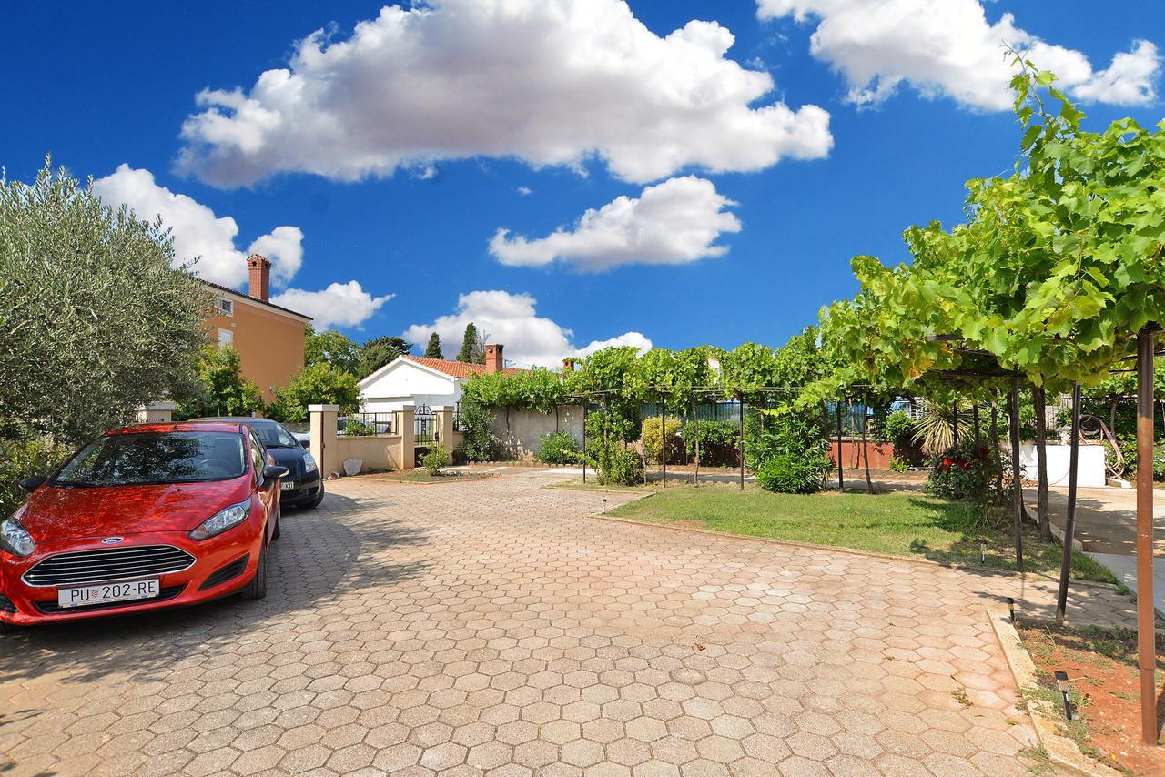 Apartments Gracijano 1724 Ližnjan Kültér fotó