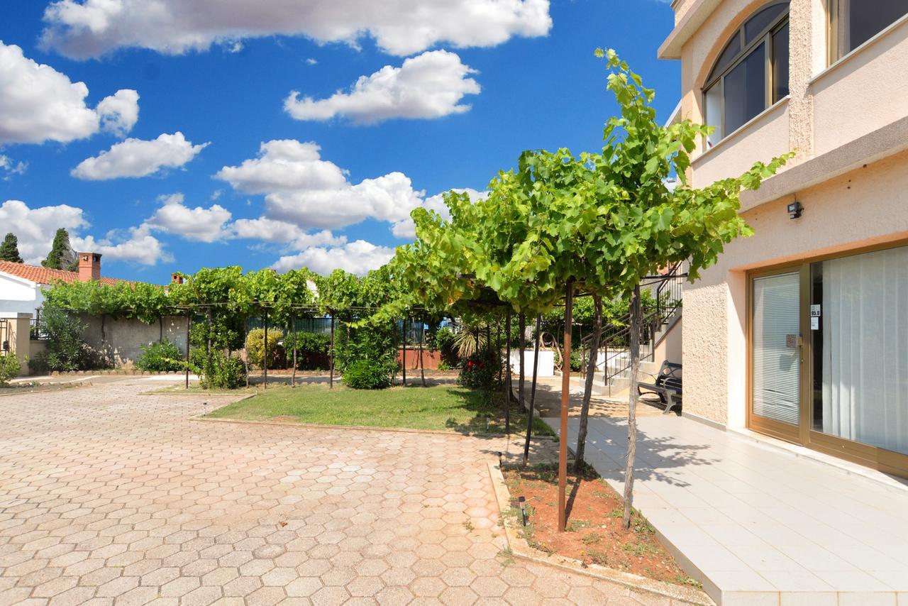 Apartments Gracijano 1724 Ližnjan Kültér fotó